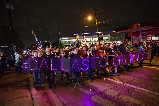 En Dallas decenas marcharon para rendir homenaje a las víctimas.