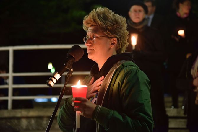 Una participante sostiene una vela en el homenaje de Nueva Zelanda a las víctimas de Orlando.