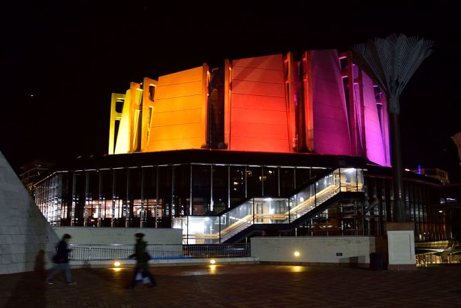 El Centro Michael Fowler se iluminó con los colores del arcoíris durante una vigilia en el Frank Kits Park en Wellington, Nueva Zelanda.