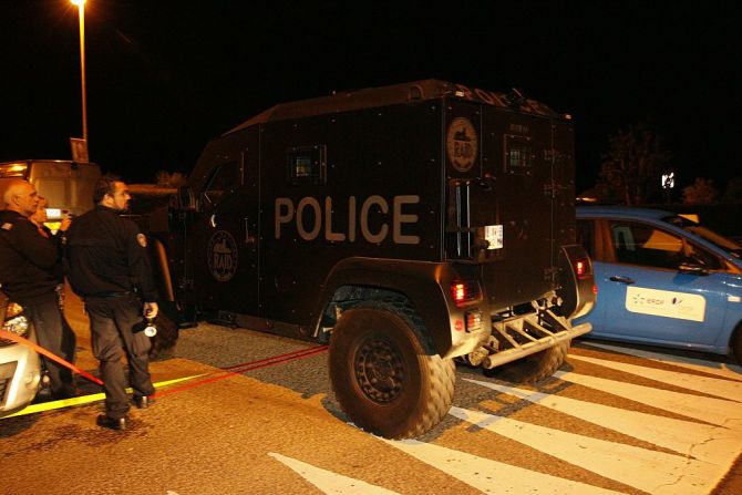 Apuñalan a un policía en Francia —Un hombre que juró lealtad a ISIS apuñaló y le causó la muerte a un policía antes de tomar como rehenes a su pareja y a su hijo de tres años en la población francesa de Magnanville, a 45 kilómetros al noroeste de París. Larossi Abballa trasmitió en vivo el ataque a través de Facebook mientras lo perpetraba.