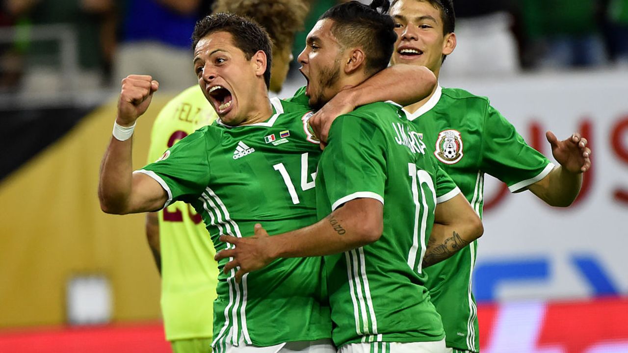 Mexico's Jesus Manuel Corona (C) celebrates with teammate Javier 'Chicharito' Hernandez (L) after scoring against Venezuela during their Copa America Centenario football tournament match in Houston, Texas, United States, on June 13, 2016.  / AFP / Nelson ALMEIDA