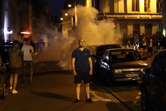 La UEFA lamentó los incidentes violentos y reconoció la labor de la policía francesa al “restaurar el orden y mantener la situación bajo control”.