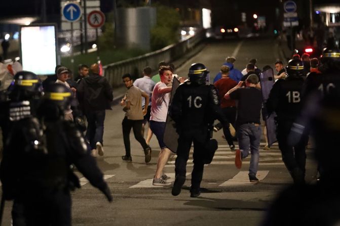 Violencia en la Eurocopa 2016 — Las autoridades de Francia informaron que desde que inició la Eurocopa han sido arrestadas 323 personas por violencia o daños a bienes. Los disturbios se han presentado en Marsella y Lille, donde los fanáticos de varios equipos convirtieron las calles en campos de batalla y se enfrentaron con la policía dejando decenas de heridos y arrestados. La policía tuvo que usar gas lacrimógeno para disipar a los violentos.