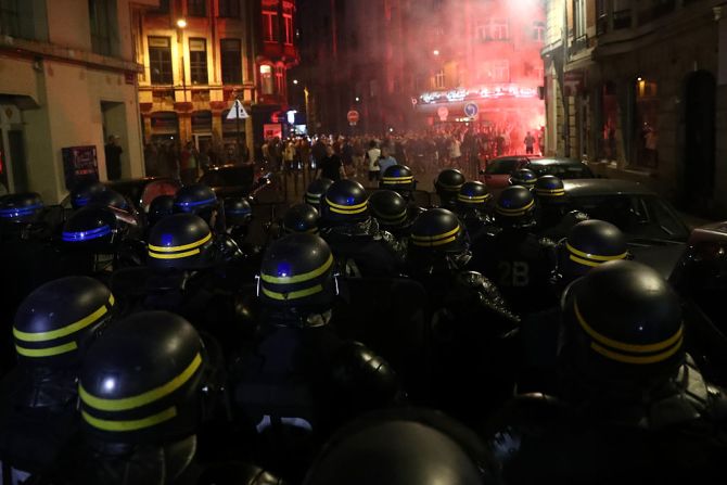 Las calles de Lille se volvieron un campo de batalla. En esta imagen un bloque de la policía espera contener una turba violenta de fanáticos.