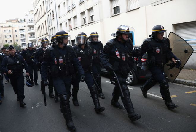 Unidades de la policía antidisturbios de Francia apoyaron los dispositivos de seguridad en las calles de Lille durante los enfrentamientos.