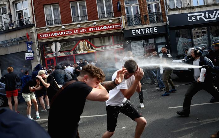 36 fanáticos fueron arrestados el miércoles durante los disturbios en Lille entre hinchas y la policía. 16 personas resultaron heridas y fueron trasladadas al hospital.