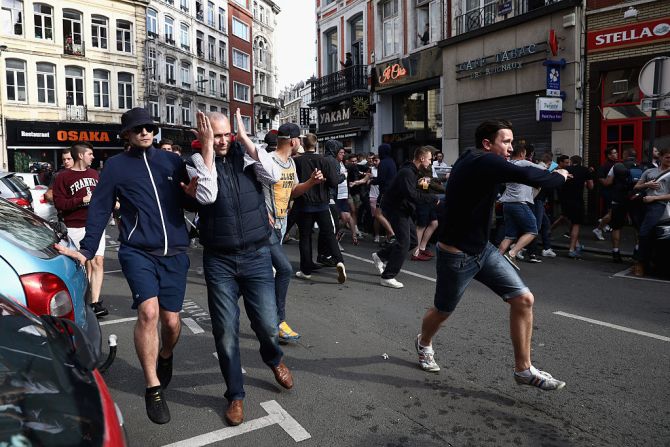 Varios episodios de violencia entre fanáticos del fútbol y la policía se han presentado durante el inicio de la Eurocopa 2016 que se juega en Francia. El gobierno de ese país dijo que desde el pasado 10 de junio, cuando comenzó el torneo, se han arrestado a más de 300 personas por violencia.