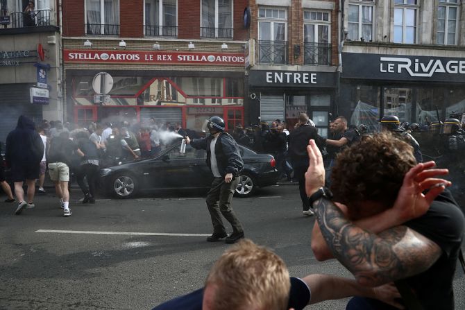 La policía usó gas lacrimógeno durante los enfrentamientos con fanáticos de fútbol este miércoles en Lille, al norte del país.