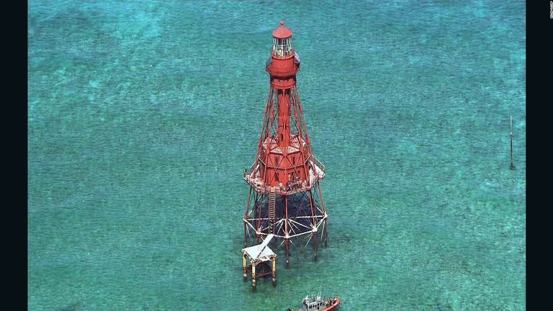 Un grupo de migrantes cubanos logró encaramarse en una plataforma del Faro American Shoal.