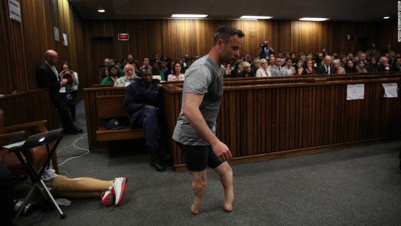 Pistorius camina sin prótesis — El atleta paralímpico Oscar Pistorius protagonizó un dramático juicio este 15 de junio al quitarse las prótesis y ponerse de pie frente al estrado para que la corte viera su condición. Pistorius asistió al juicio por el asesinato de su novia Reeva Steenkamp. La audiencia terminó el miércoles y la sentencia se leerá el próximo 6 de julio.