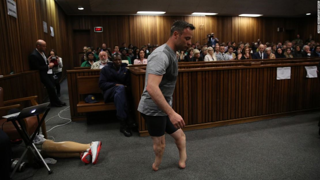 Pistorius al caminar sin sus prótesis durante el juicio.