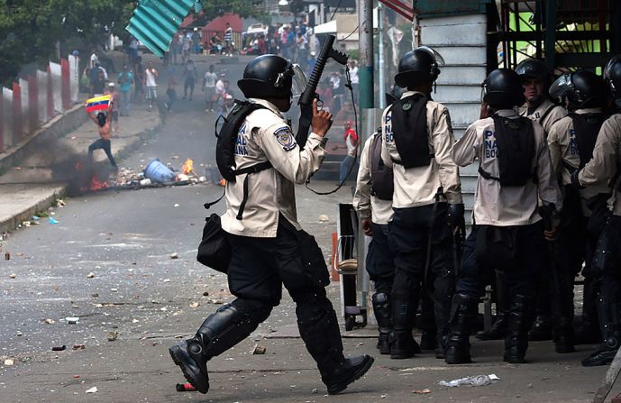 Saqueos en Venezuela — Tres personas murieron y más de 400 fueron detenidas después de protestas y saqueos en la ciudad de Cumaná, al noreste de Venezuela. Esta semana se registraron incidentes del mismo tipo en otras ciudades, incluyendo Caracas (en la foto), que tiene el 83% de escasez y es la mejor abastecida, según Datanálisis.