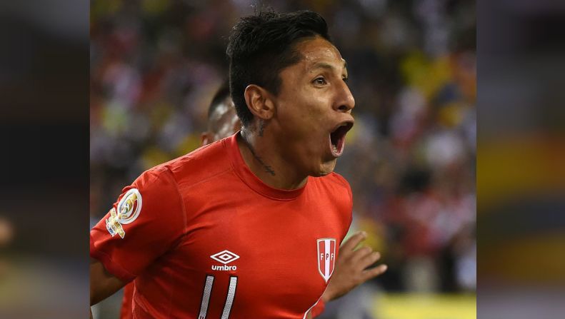 Una polémica mano sacó a Brasil — Brasil quedó eliminado de la Copa América Centenario por Perú que lo sacó con un muy polémico gol de Raúl Ruidíaz, que en la repetición se ve que empujó el balón con la mano. No obstante, el árbitro consultó durante varios minutos y validó el gol. Perú quedó líder del grupo B con 7 puntos y enfrentará a Colombia en cuartos de final.