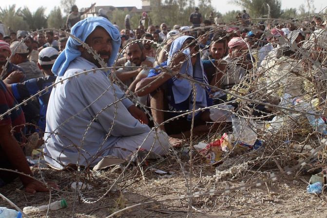 Miles de personas tuvieron que huir de Falluyah antes de que el ejército de Iraq entrara en la ciudad para expulsar a los terroristas de ISIS, que usaron a civiles como escudos humanos.