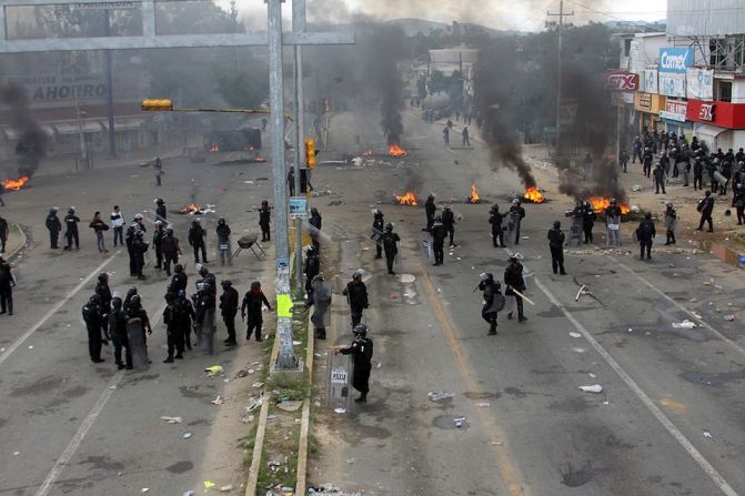 El domingo se registraron violentos enfrentamientos entre maestros disidentes y fuerzas policiales en Asunción Nochixtlán, Oaxaca (PATRICIA CASTELLANOS/AFP/Getty Images).