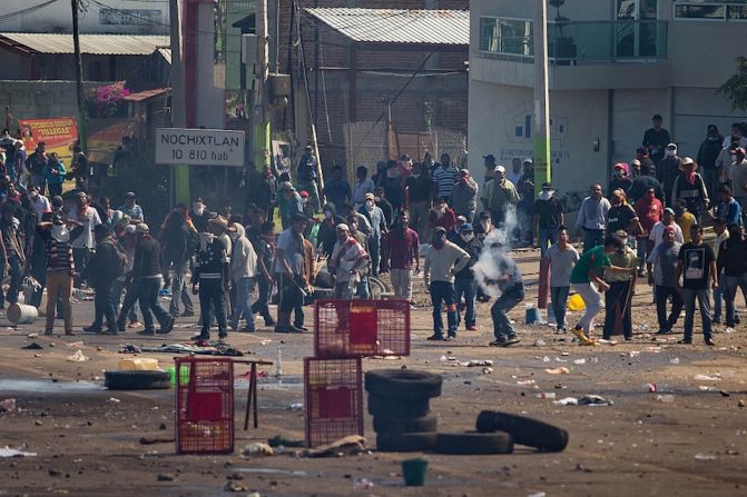 Los choques se produjeron cuando profesores de la CNTE fueron dispersados por policías antimotines en una carretera federal, que mantenían bloqueada.