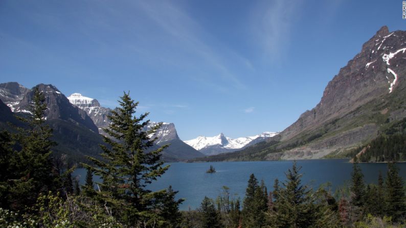 Parque nacional de los Glaciares, Montana — En la película Río Salvaje Meryl Streep hace sus propias escenas de acción en el triller de aventura de 1994 que fueron filmadas en los ríos Flathead y Kootenai en los alrededores del Parque nacional de los Glaciares en Montana.