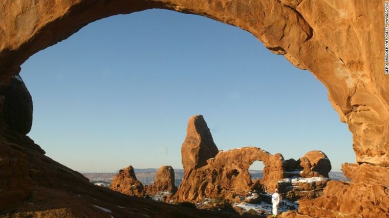 Parque de los Arcos , Utah — Unos de los elementos más destacados de la tercera película de la serie de Indiana Jones fue el prólogo de la secuencia en la que se explica cómo el joven Indiana consiguió su sombrero de fieltro, su cicatriz de la barbilla y su miedo a las serpientes.