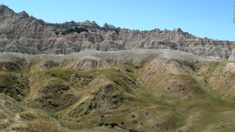 Parque Badlands, Dakota del Sur — Muchas de las escenas de la película del oeste de Kevin Costner, Danza con lobos, fueron grabadas en un rancho privado en Dakota del Sur, aunque el parque nacional Badlands hace una breve aparición en las primeras etapas del viaje del teniente Dunbar desde Fort Hays a su solitario puesto fronterizo.