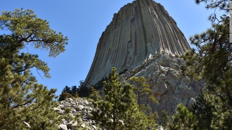 Monumento nacional de la Torre del Diablo, Wyoming — Esta dramática torre de más de 380 metros de alto se levanta por encima de las colinas vecinas en el parque nacional al noroeste de Wyoming. Muchos estadounidenses no están conscientes de que esta estructura geológica fue el centro de atención en la película de Steven Spielberg ‘Encuentros cercanos del tercer tipo’ (1977) en la que dos extraterrestres amigables deciden aterrizar en la Tierra.