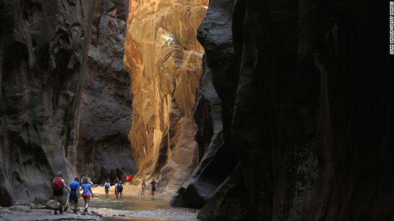 Zion, Utah — La popular película “Butch Cassidy and the Sundance Kid” (1969) fue grabada en el Parque Nacional Zion en el suroeste de Utah. Aunque la famosa escena en la que Butch y Sundance se lanzan de un acantilado para evadir a sus perseguidores fue rodada en Colorado, los espectaculares telones de fondo fueron grabados en el Zion National Park.