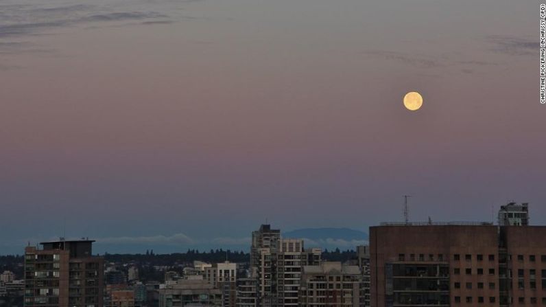 La luna llena rara vez coincide con el solsticio de verano; la última vez fue en 1967. Así se vio este fenómeno desde Canadá.