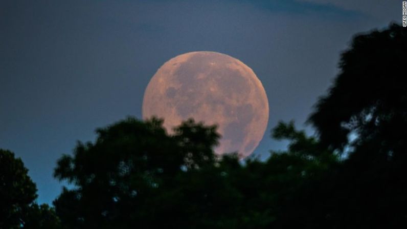 El día más largo del año, este lunes, marcó el solsticio de verano, el inicio de la temporada, y trajo consigo una 'luna de fresa', llamada así por la creencia de que la temporada de cosecha de la fresa está en su mejor momento en esta época del año. Así se vio en Kathleen, Georgia.