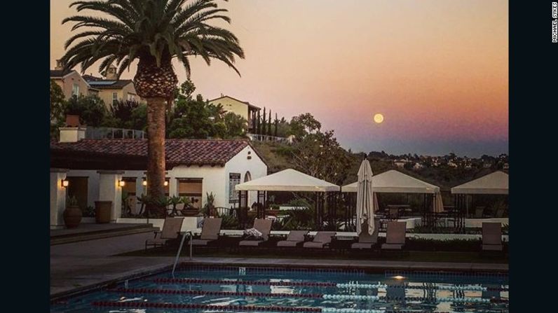 La 'luna de fresa' se asoma en el cielo sobre San Diego, California.