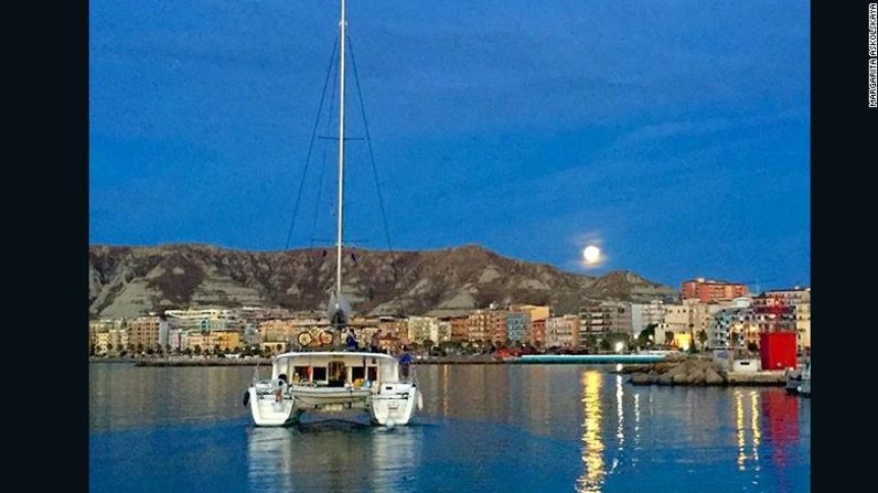 La 'luna de fresa' también se vio en Europa. En esta imagen del 20 de junio se la puede observar en Italia.