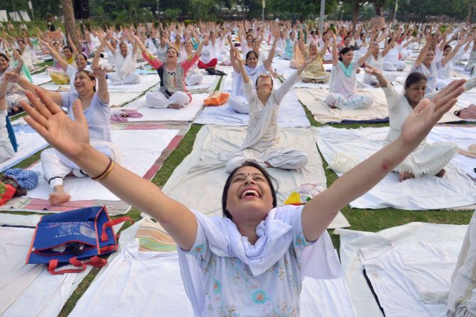 Con sonrisas, este grupo de personas celebran el Día Internacional del Yoga en un parque de Amritsar, India.