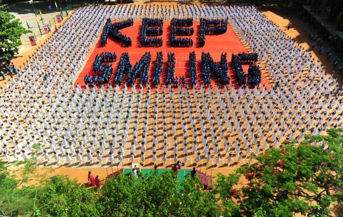 Un grupo de estudiantes le mandan un mensaje al mundo: “Sigan sonriendo”.