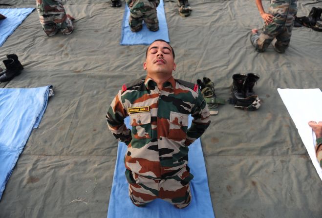 Un soldado hindú participa en la celebración del Día Internacional del Yoga. En sánscrito, yoga significa unidad.