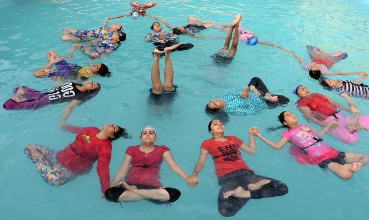 También puedes celebrar el Día Internacional del Yoga en una piscina. Para la muestra un botón.