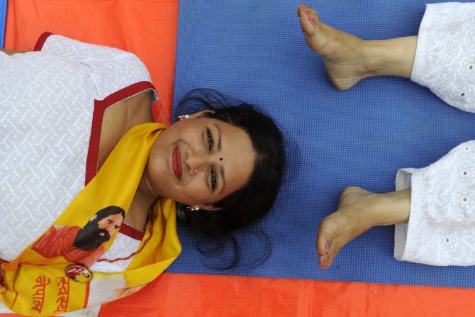 Una mujer en Nepal disfruta una de las poses más importantes del yoga, el Savasana o la postura del muerto.