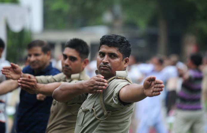 Policías de Uttar Pradesh practican yoga en Allahabad, en la India.