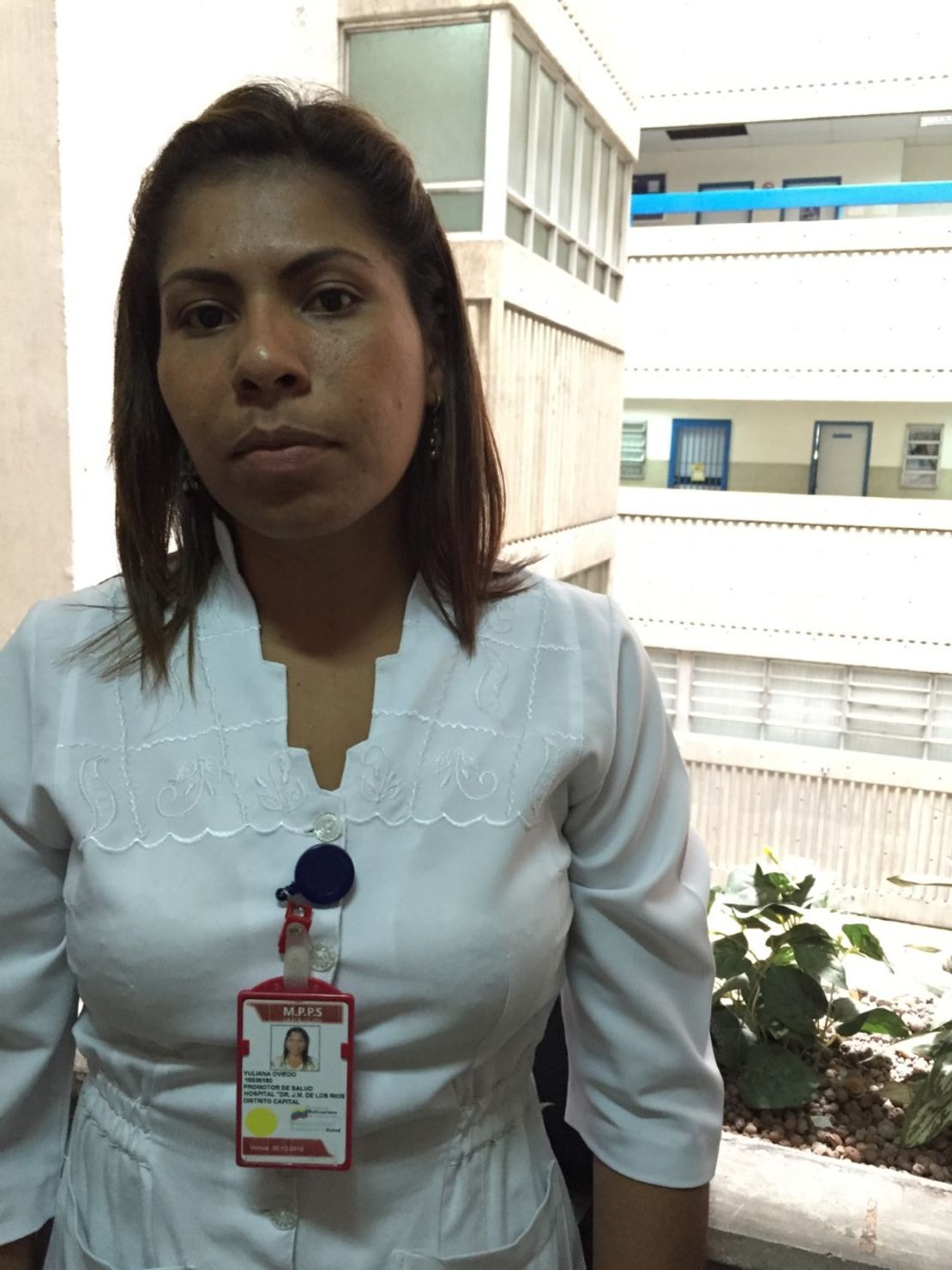 Yuliana Oviedo es una enfermera que ha trabajado en el hospital por nueve años. Cuenta a CNN que cuando inició su trabajo pudo notar que carecían de ciertos insumos y que tenían fallas administrativas. Sin embargo, se atreve a decir que lo que ve hoy no es una falla, sino una emergencia sanitaria. “No tenemos insumos, no tenemos comida para nuestros pacientes, no tenemos jabón para lavarnos las manos, no tenemos medicinas y encima de todo, vivimos una ola de inseguridad interna”, asegura Oviedo.