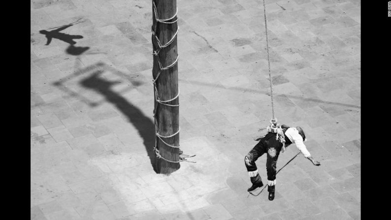 Un volador interpreta la danza en Pahuatlan, Puebla, México.