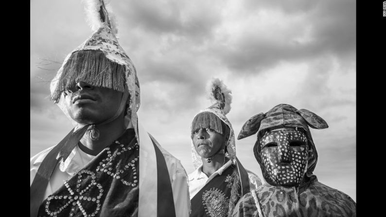 Hoy en día, los Nahua ejecutan esta ceremonia en días de fiesta para conmemorar los patrones particulares de ciertos pueblos. Esta fotografía muestran a un grupo de voladores que participan en la fiesta de San Francisco en la ciudad de Cuetzalán.