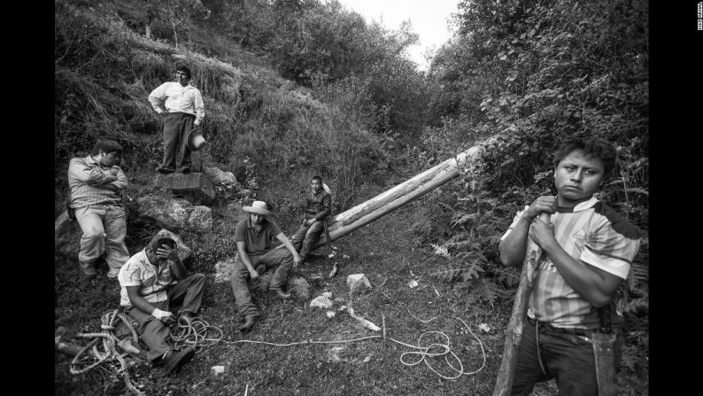 Kike Arnal, un fotógrafo basado en Oakland, California, empezó a seguir a los Voladores en 2010. Ha visitado unos 20 pueblos en la región de la Sierra Norte, documentando el significado que la danza tiene aún en estas comunidades.