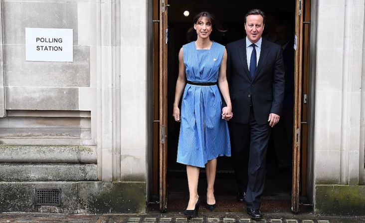 El primer ministro británico, David Cameron, y su esposa, Samantha, dejan una estación electoral tras emitir de voto. Cameron hizo campaña por la permanencia (LEON NEAL/AFP/Getty Images).