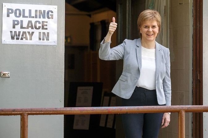 La primera ministra escocesa y líder del Partido Nacional Escocés, Nicola Sturgeon, tras votar en Glasgow. También hizo campaña por la permanencia (ROBERT PERRY/AFP/Getty Images).