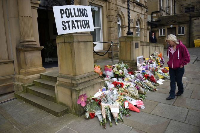 Durante la votación del referendo, muchas personas rindieron homenaje a la parlamentaria proeuropea Jo Cox que fue asesinada hace unas semanas luego de reunirse con los votantes.