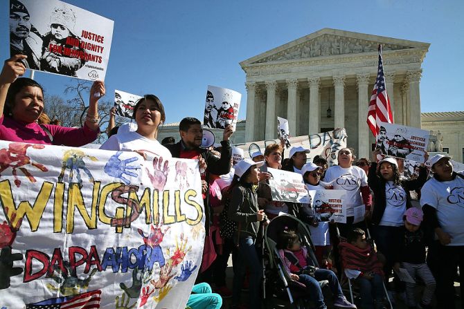 La Corte Suprema de Estados Unidos está dividida en torno al caso sobre los polémicos decretos del presidente Barack Obama sobre inmigración, DACA y DAPA. El fallo significa que los programas no entrarán en vigor y que el tema volverá a una corte inferior, y ya es muy poco probable que se hagan realidad en lo que queda de presidencia de Obama.