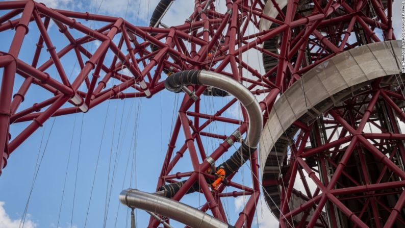 El tobogán de la Orbit Tower estará conformado por 30 secciones y tiene 12 giros, incluyendo uno apretado en espiral.