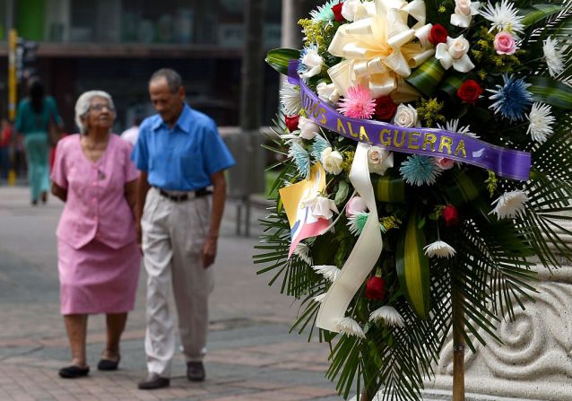 En la plaza principal de Cali, Colombia, al suroccidente del país, también pusieron un ramo de flores diciéndole adiós a la guerra.