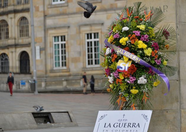 Un arreglo floral ubicado frente a la estatua del libertador Simón Bolívar en la Plaza de Bolívar en el centro de Bogotá fue puesto allí con un letrero que dice “Adiós a la guerra”, como un símbolo de que la guerra en ese país murió.