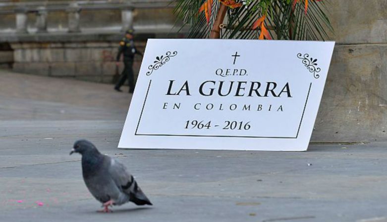 El Gobierno de Colombia y la guerrilla de las FARC anunciaron la firma del cese del fuego bilateral y definitivo, un hecho que para muchos en ese país representa el primer paso hacia el fin de la guerra. “La guerra en Colombia: 1964 - 2016”, dice el cartel en la Plaza de Bolivar de Bogotá. La firma de este anuncio no significa la firma del acuerdo final.