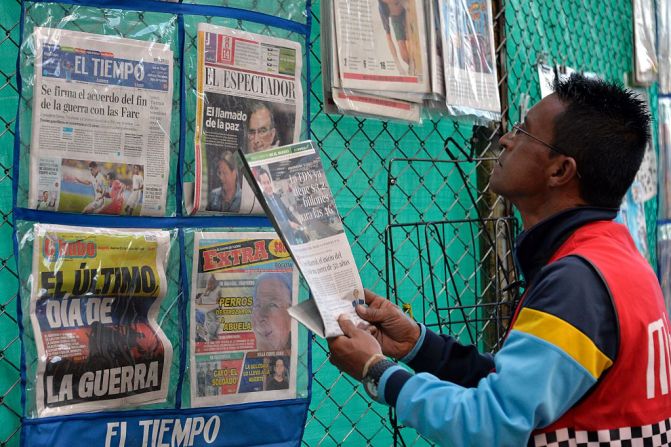 Los titulares de la prensa en Colombia hablaban sobre la firma del acuerdo del cese bilateral del fuego definitivo.