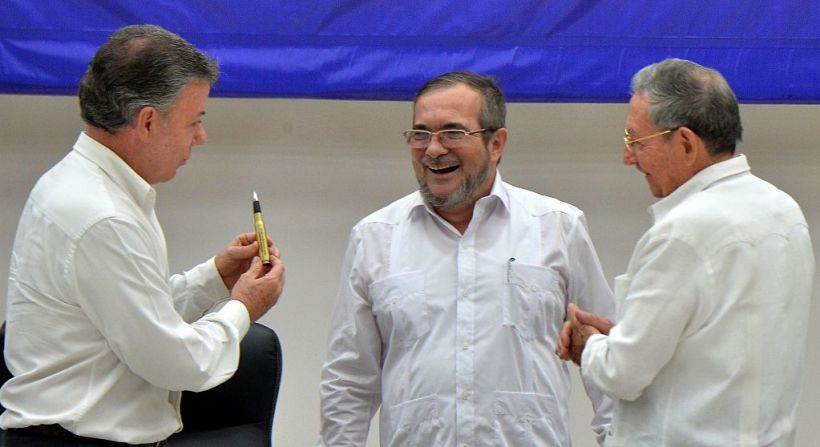 El gobierno de Colombia y la guerrilla de las FARC llegaron a un acuerdo histórico sobre cese del fuego bilateral y definitivo, lo que pondrá fin a cinco décadas de conflicto sangriento mientras los negociadores llegan a un acuerdo final. El presidente Juan Manuel Santos dijo que este paso significa que las "FARC dejan de existir como grupo armado".