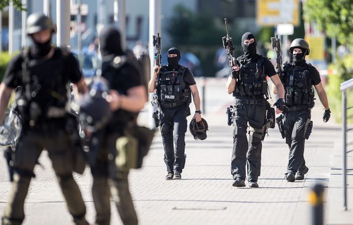 Este jueves un hombre armado y enmascarado que entró en un cine la población de Viernheim, cerca a la ciudad de Francfurt, Alemania, generó pánico entre la población. El atacante, que no dejó heridos según el reporte de las autoridades, fue abatido por la policía alemana.